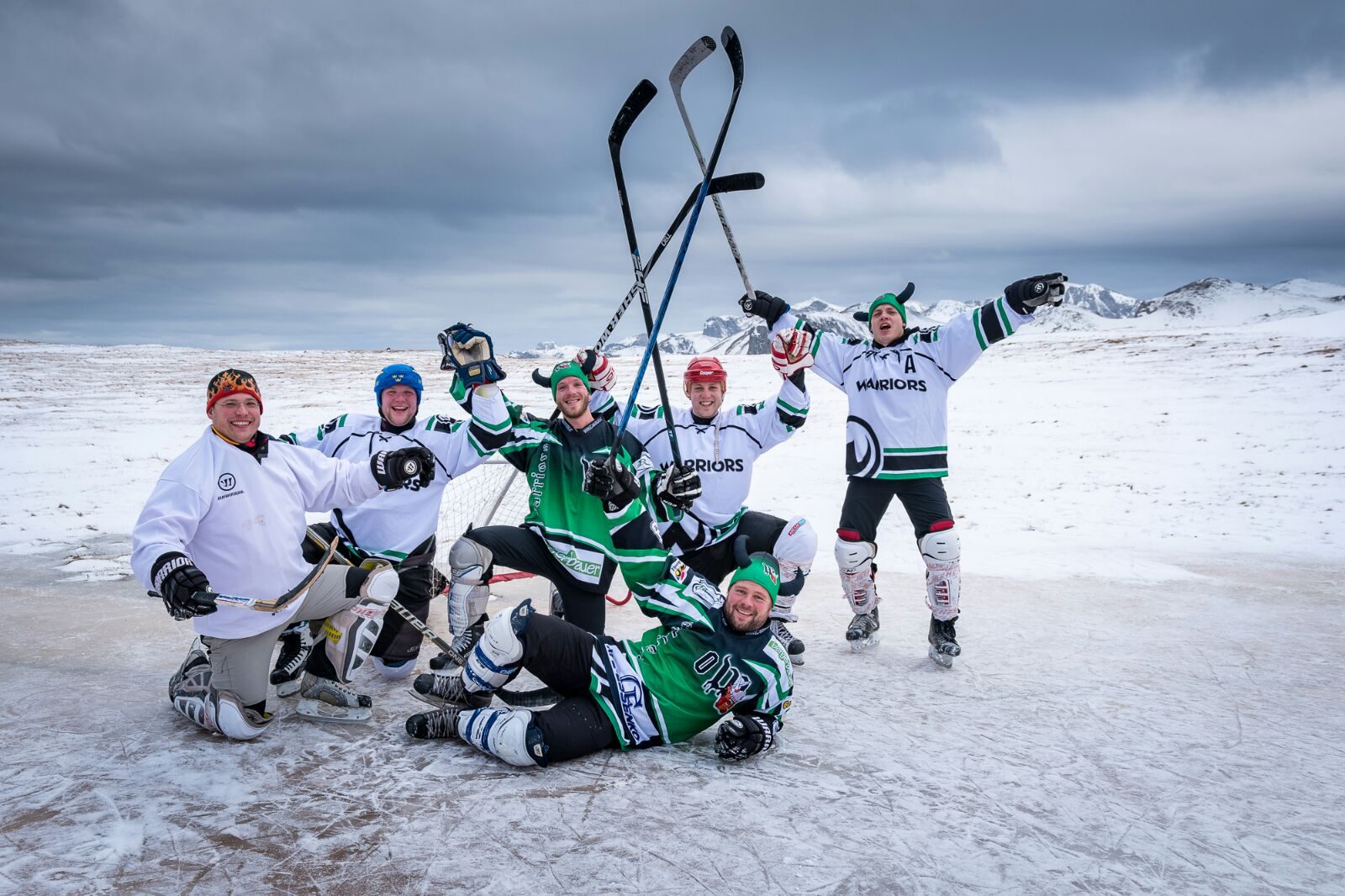 Eishockey unter freiem Himmel in den Bergen